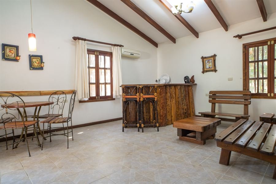 Sala de estar con bar de la Cabaña Especial Familiar
