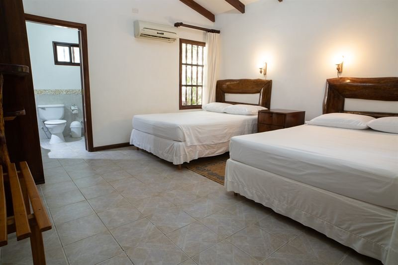 Primera habitación con dos camas de la Cabaña Especial Familiar